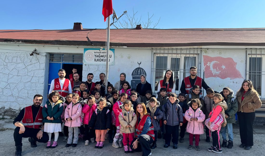 Bİ OLAY VE ANDA DERNEĞİ YAĞMURLU KÖYÜ’NDE 38 ÖĞRENCİNİN YÜZÜNÜ GÜLDÜRDÜ