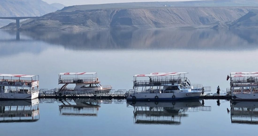 Batman’ın tarihi ve turistik ilçesi Hasankeyf’te tekne turları, bayram tatiliyle