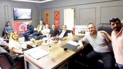 Batman Çalışan Gazeteciler Derneği Başkanı Hatice TÜRKAN, dernek yöneticileri ve
